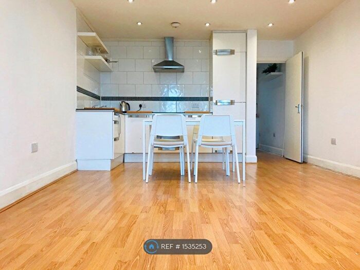2 Bedroom Maisonette To Rent In Kingsland Road, London, E8