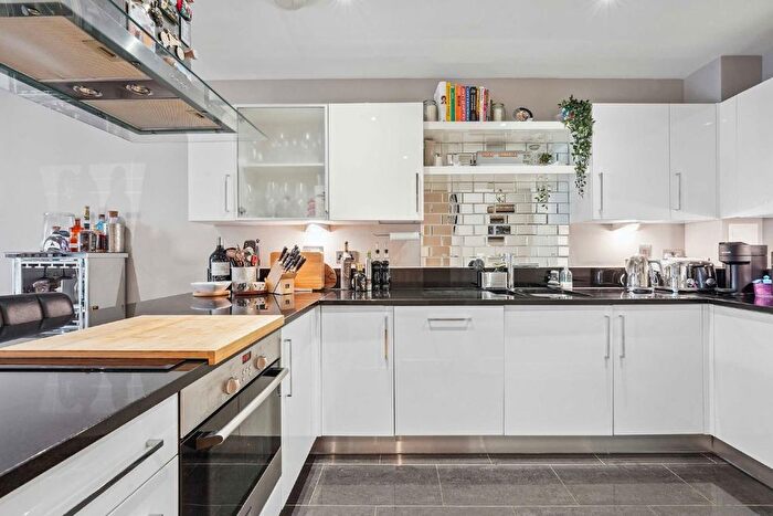 2 Bedroom Flat To Rent In Dragmore Street, London, SW4