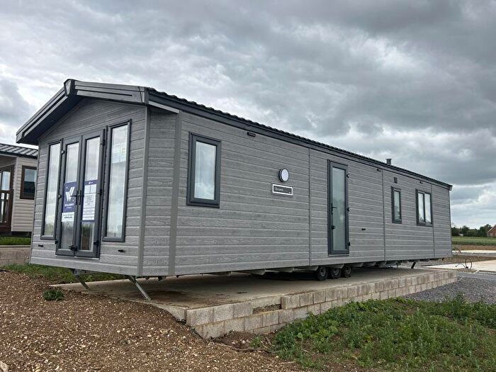2 Bedroom Park Home For Sale In Riverside Holiday Park, Pavenham, MK43