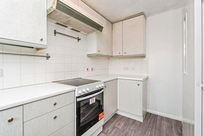 2 Bedroom Maisonette For Sale In Beacon Close, Rownhams, Southampton, SO16