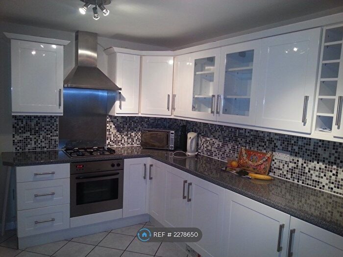 2 Bedroom Maisonette To Rent In Travellers Way, Hounslow, TW4