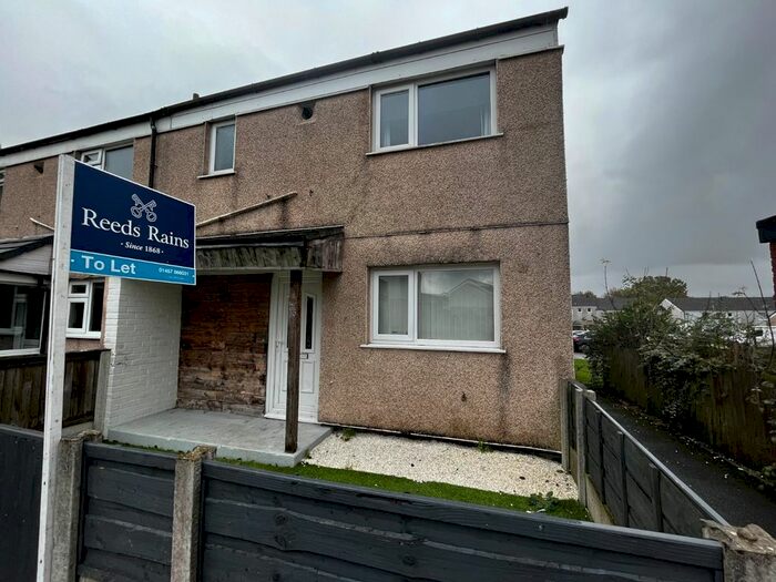 3 Bedroom End Of Terrace House To Rent In Calver Close, Glossop, Derbyshire, SK13