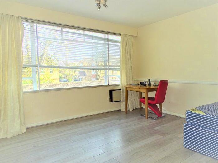 Studio To Rent In Wellington Road South, Hounslow, TW4