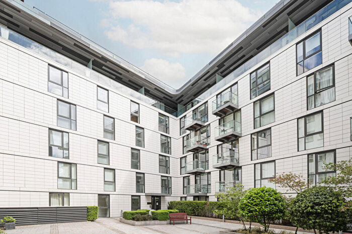 2 Bedroom Flat To Rent In Christopher Court, Leman Street, Aldgate, London, E1