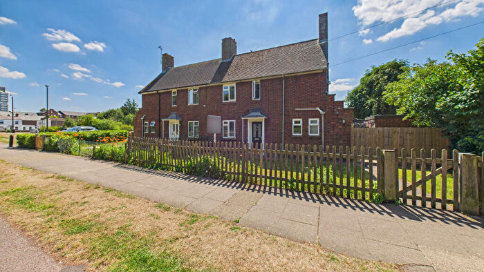 3 Bedroom Semi Detached House For Sale In Thame Road, Aylesbury, Buckinghamshire, HP21