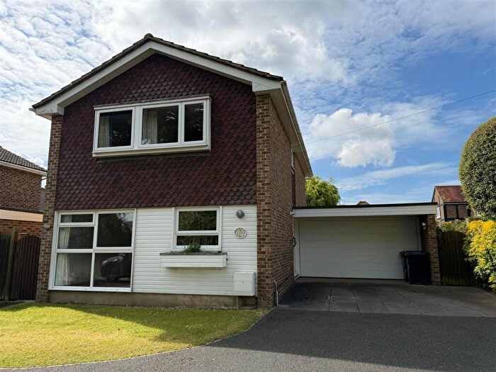 4 Bedroom Detached House For Sale In Chestnut Walk, Tangmere, Chichester, PO20