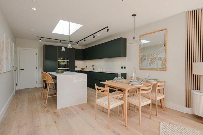 2 Bedroom Apartment For Sale In Priests Bridge, London, SW14