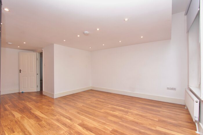 3 Bedroom Flat To Rent In Stoke Newington High Street, London, N16
