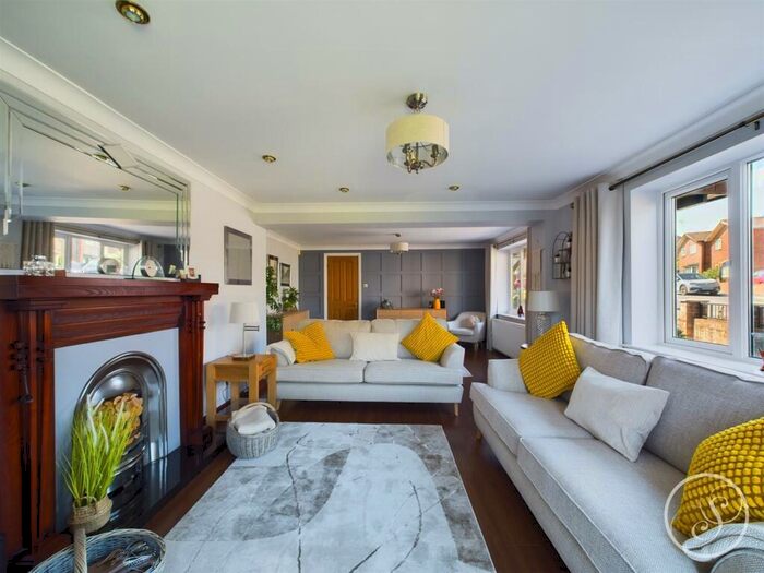 4 Bedroom Detached House For Sale In Spur Drive, Leeds, LS15