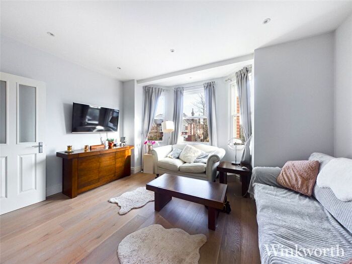 2 Bedroom Flat To Rent In Birch Grove, London, Uk, W3
