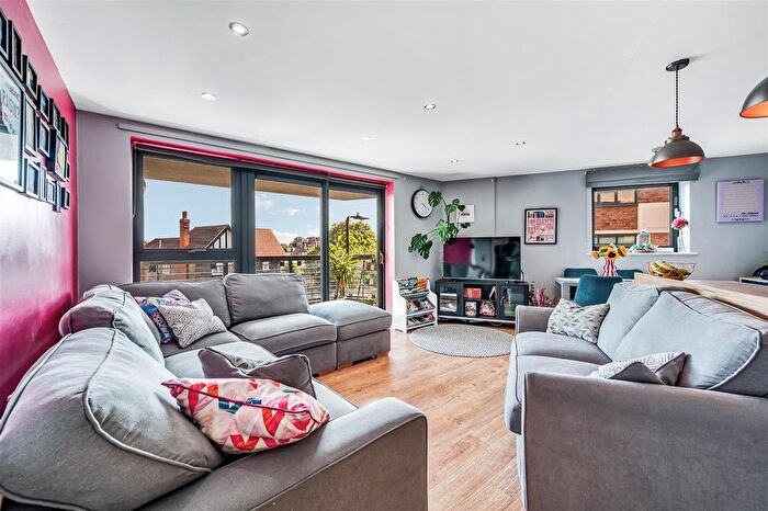 2 Bedroom Flat For Sale In Warple Way, London, W3