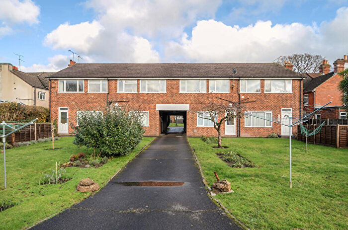 2 Bedroom Flat For Sale In Oxenden Road, Tongham, Surrey, GU10