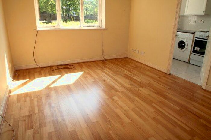 1 Bedroom Flat To Rent In Harlinger Street, London, SE18