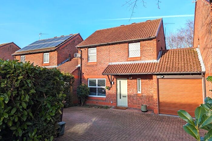 3 Bedroom Link Detached House To Rent In Woking, Surrey, GU21