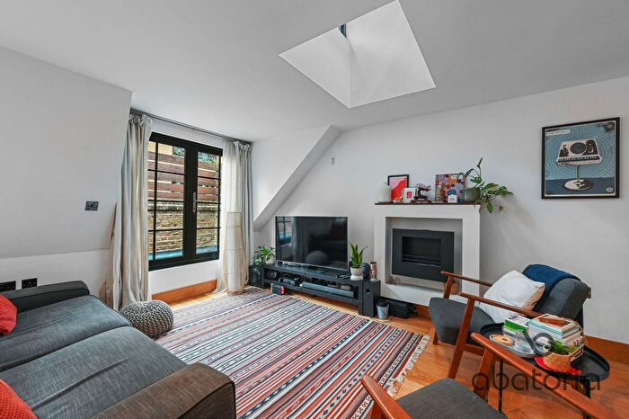 3 Bedroom Flat To Rent In Clave Street, London, E1W