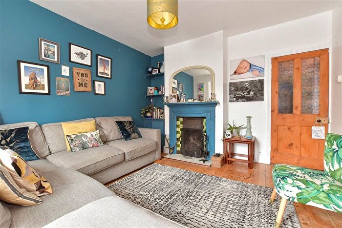 2 Bedroom End Of Terrace House For Sale In Grange Road, East Cowes, Isle Of Wight, PO32