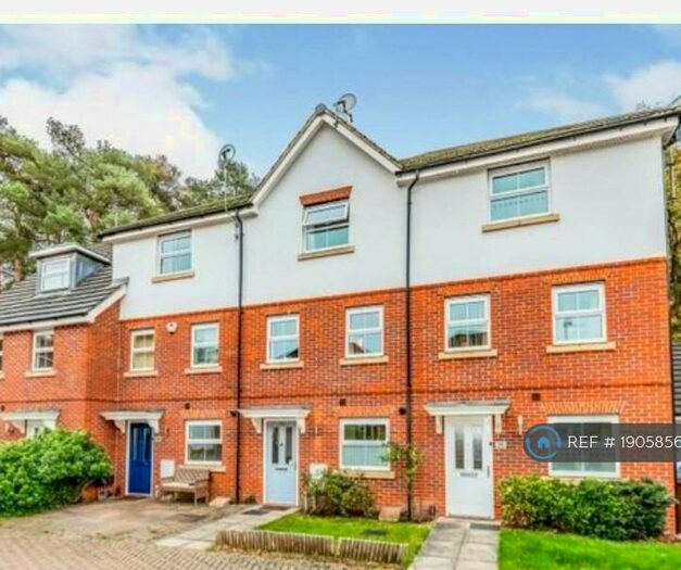 4 Bedroom Terraced House To Rent In Haskins Gardens, Farnborough, GU14