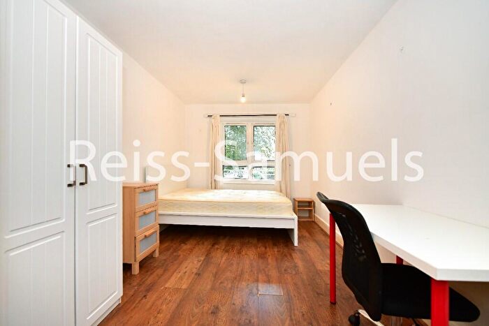 3 Bedroom Apartment To Rent In St. Davids Square, London, E14