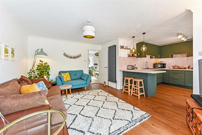 3 Bedroom Detached House For Sale In North Road, Horndean, PO8