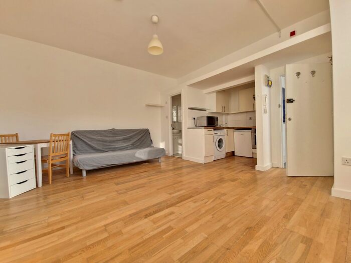 Studio To Rent In Finsbury Park Road, London, N4