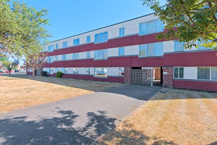 3 Bedroom Flat For Sale In Thaynesfield, Potters Bar, EN6