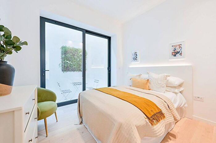 3 Bedroom Flat To Rent In Creswick Road, Acton, W3
