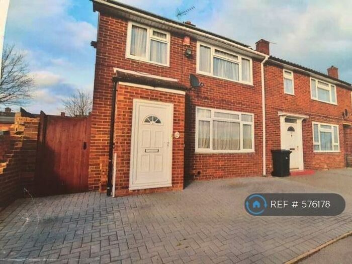 3 Bedroom End Of Terrace House To Rent In Tomlin Rd., Slough, SL2