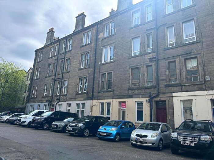 3 Bedroom Flat To Rent In Drum Terrace, Edinburgh, EH7