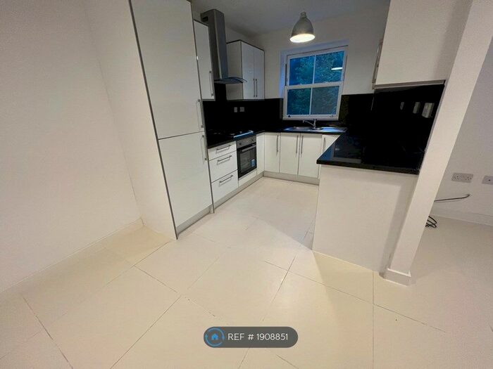 2 Bedroom Flat To Rent In Frith Hill Road, Godalming, GU7