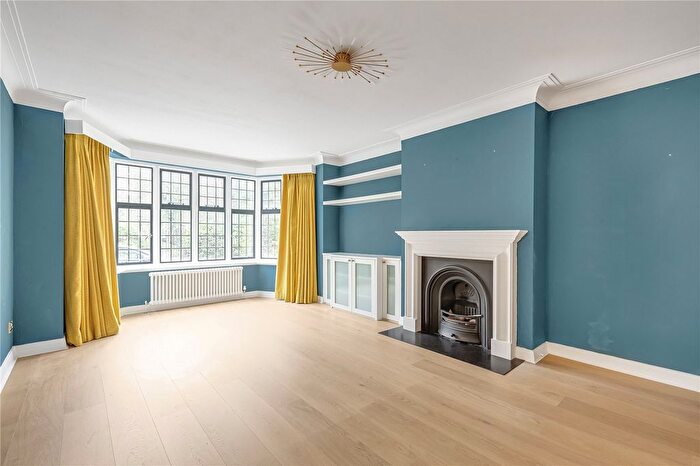 4 Bedroom Flat To Rent In Highlands Heath, London, SW15