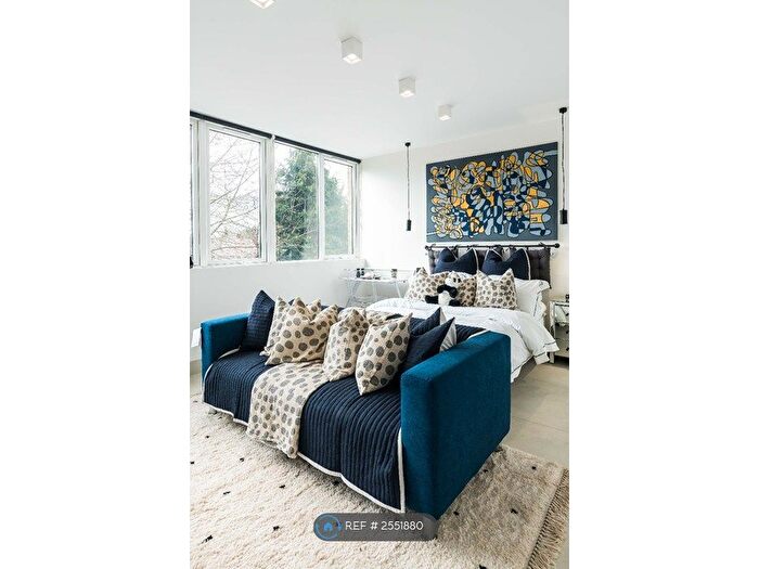 Studio To Rent In Dunstable Road, Luton, LU4