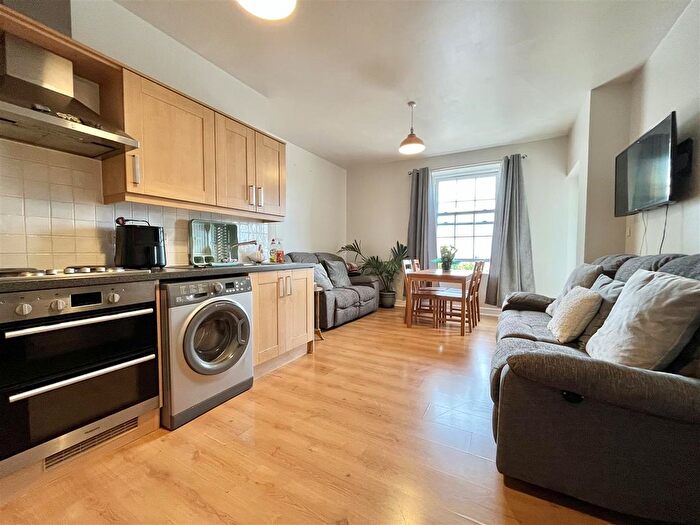 2 Bedroom Flat For Sale In Paradise Walk, Bexhill-On-Sea, TN40