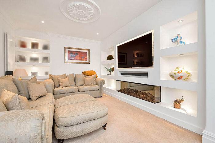 5 Bedroom Detached House For Sale In Cowplain, Hampshire, PO8