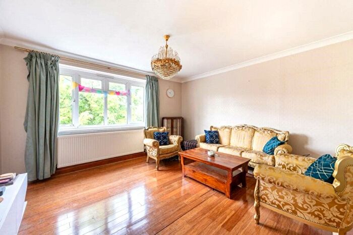 3 Bedroom Flat To Rent In St Charles Square, North Kensington, London, Uk, W10