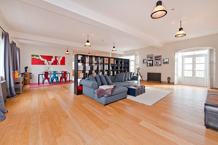 3 Bedroom Flat To Rent In Woodstock Grove, London, London, W12
