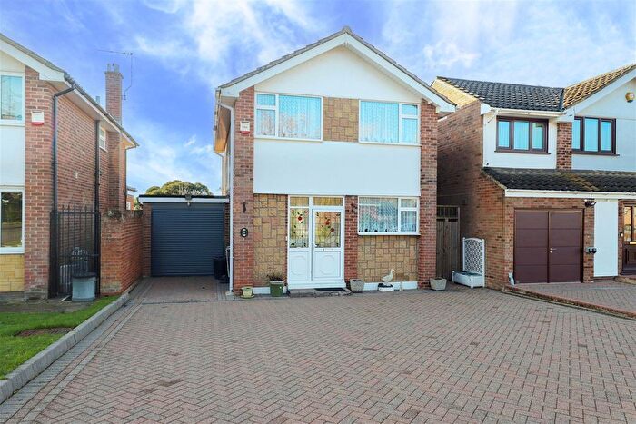 3 Bedroom Detached House For Sale In Charlton Close, Ickenham, UB10