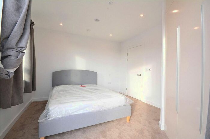 1 Bedroom Flat To Rent In Walworth Square, Elephant And Castle, London, SE17