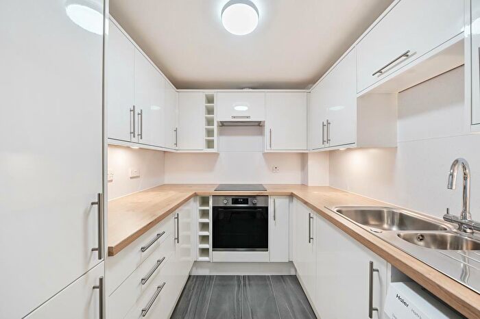 2 Bedroom Apartment To Rent In Station Road, Henley, RG9