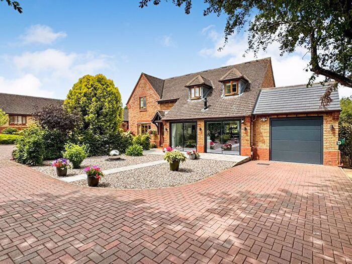 4 Bedroom Detached House For Sale In Pear Tree Close, Bromham, MK43