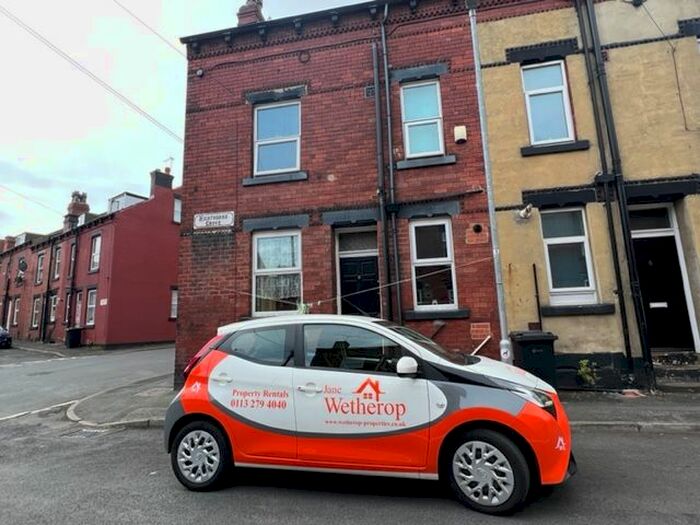 2 Bedroom Property To Rent In Highthorne Grove, Armley, Leeds, LS12