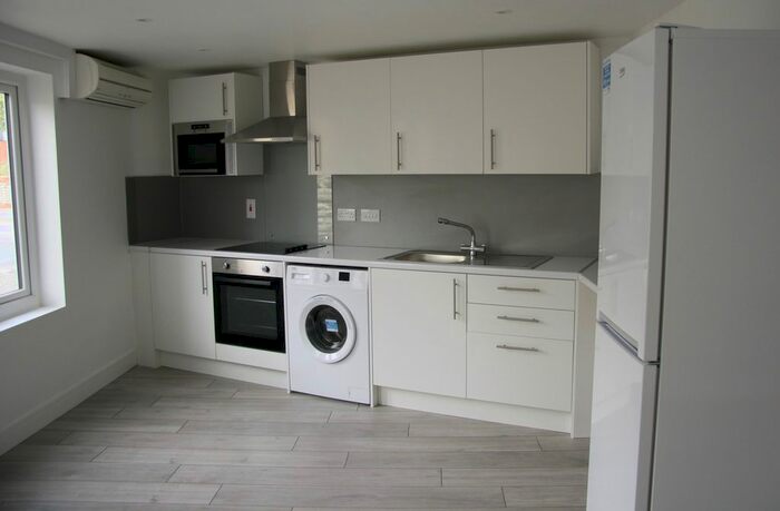 1 Bedroom Flat To Rent In County Road, Maidstone, ME14