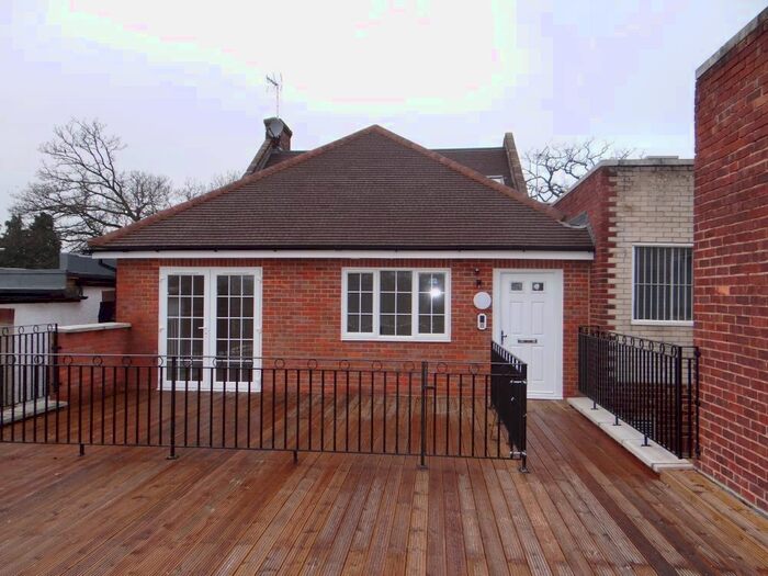 2 Bedroom Flat To Rent In Woodside Close, Amersham, HP6