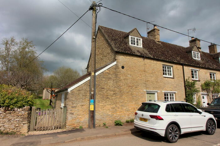 2 Bedroom Cottage To Rent In East End Chadlington, OX7