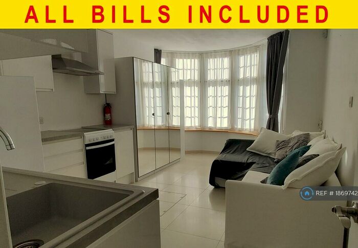 Studio To Rent In Flower Lane, London, NW7