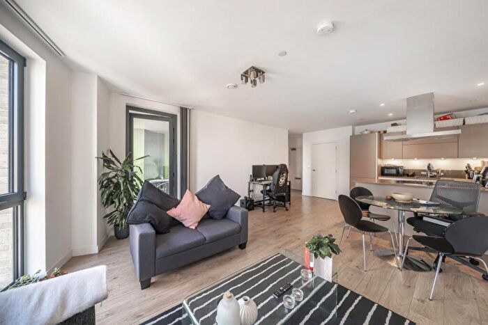 1 Bedroom Apartment To Rent In Roosevelt Tower, Williamsburg Plaza, E14