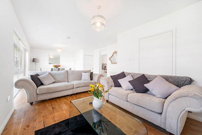 2 Bedroom Flat For Sale In Parkwood, Beckenham, BR3