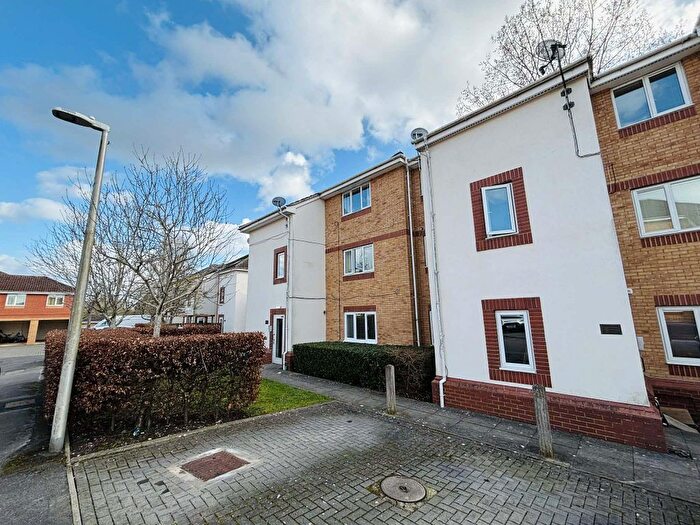 2 Bedroom Flat For Sale In Redshank Court, Thatcham, RG19