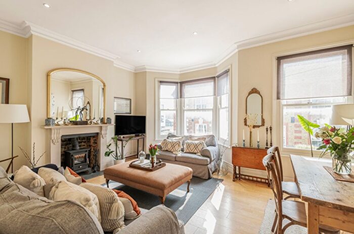 2 Bedroom Flat To Rent In Hearnville Road, London, SW12