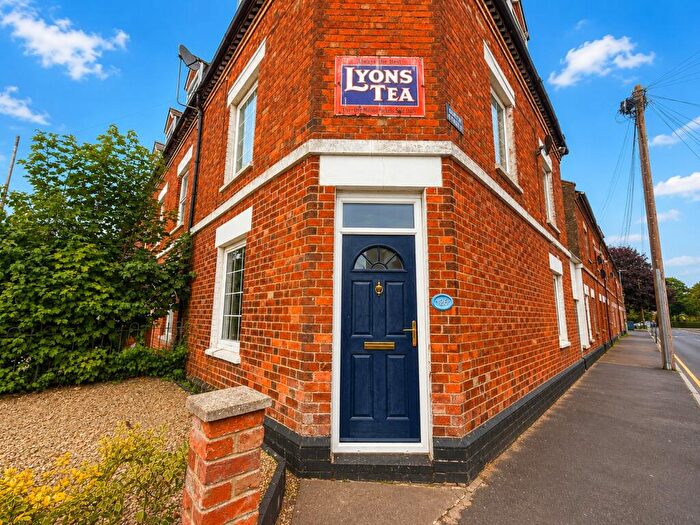 3 Bedroom End Of Terrace House To Rent In Victoria Road, Cirencester, Gloucestershire, GL7