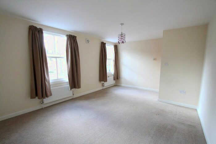 2 Bedroom Flat To Rent In South Bar Street, Banbury, Oxon, OX16